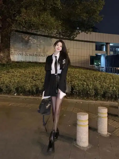 纯黑套装果然很美,美女身材高挑,小衬衫搭黑色外套,气质美女