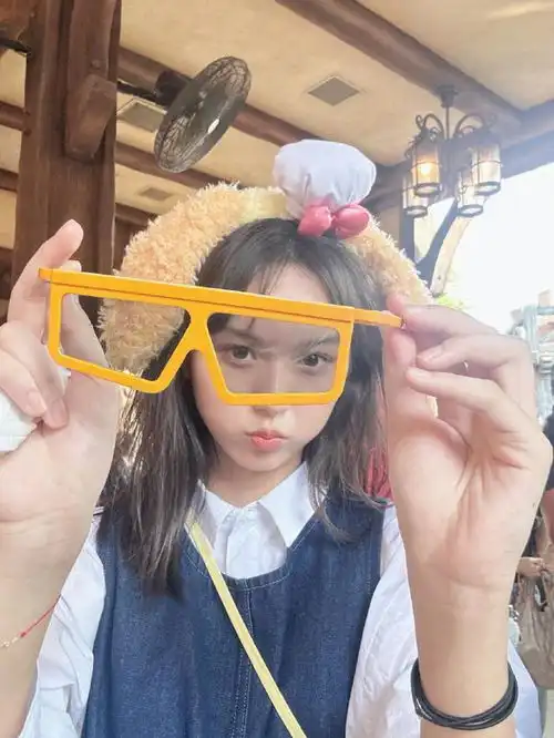 14岁刘楚恬近照出落成文艺美少女,侧脸完美,有望参演难哄
