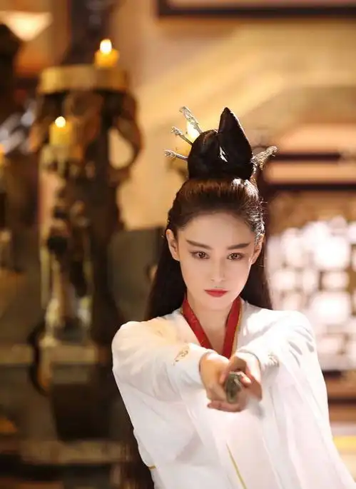 似仙女,张馨予t台秀,蓝色纱裙,身姿曼妙,她不仅迷人更励志