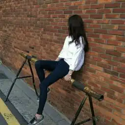 分手文字头像女生吊带裙