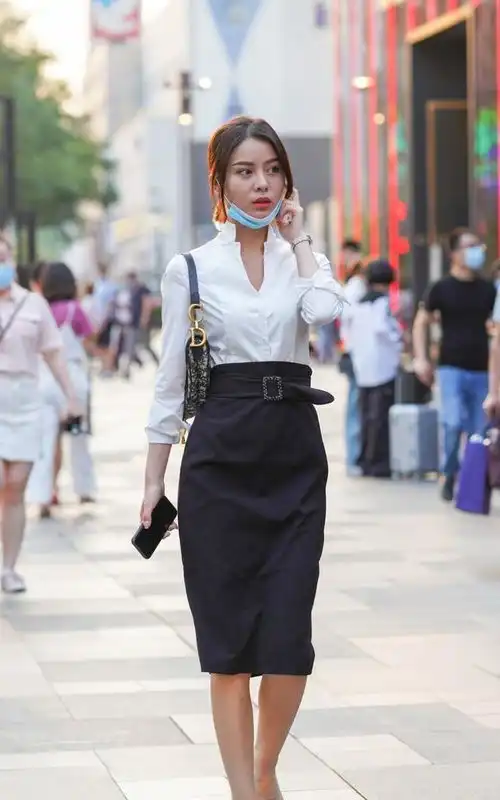 披肩秀发的一字肩连衣裙美女,让着装造型远离廉价感,破洞款式