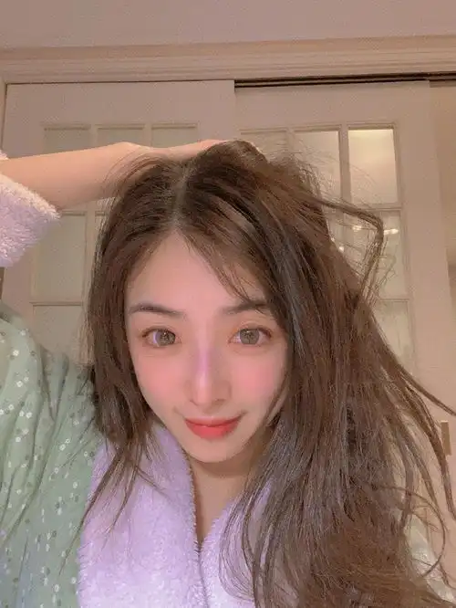 张含韵生日晒自拍温柔可人长卷发披肩皮肤水灵少女感十足