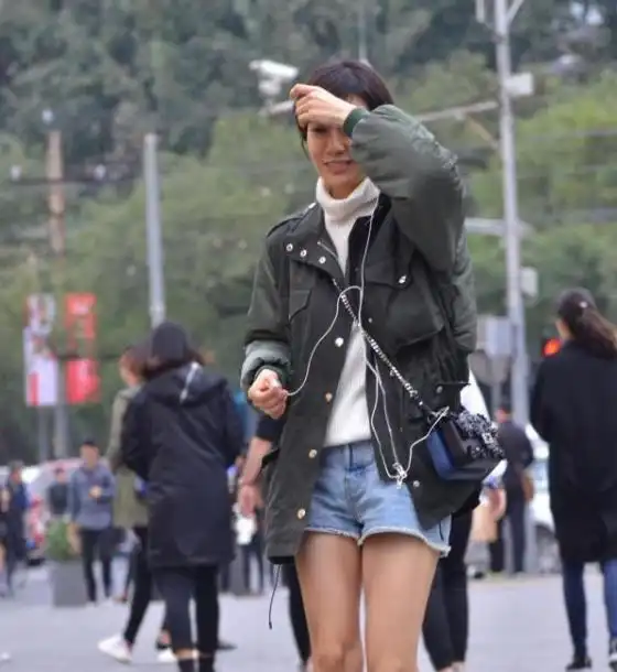 街拍身材高挑的美女,一件白色短袖配黑色短裤,时尚魅力气质
