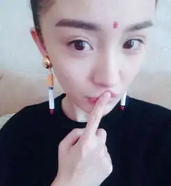 女星的奇葩耳坠杨幂的香烟,佟丽娅戴一幢房子,王菲的看着都痛
