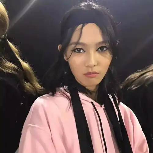 lv秀场上唯一的中国超模,竟是个00后小女生酷到让人挪不开眼