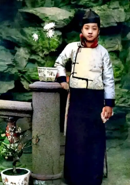 真实的清末乱世景象,富人依然享乐,女子真美,百姓真可怜