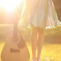 女生背吉他头像唯美背吉他女生头像