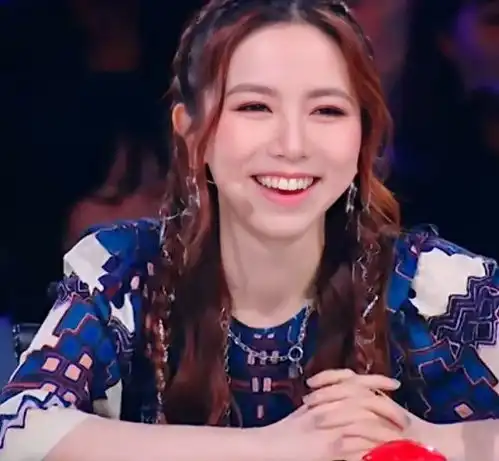点赞达人秀的舞台上的女孩,太像真人版芭比了