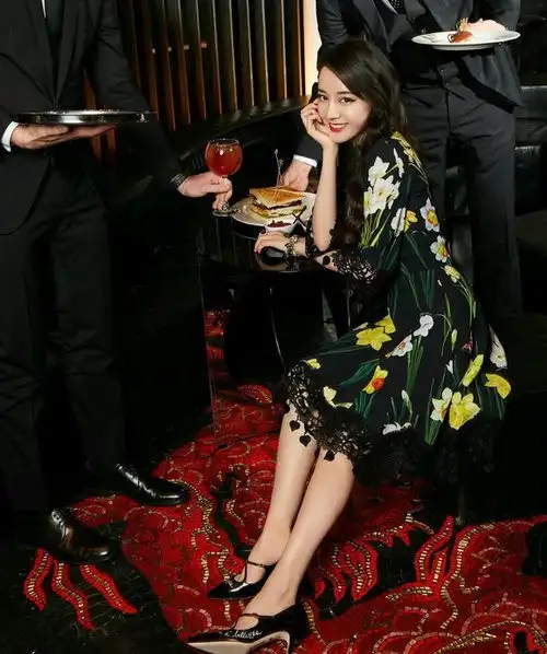 迪丽热巴穿黑色后的颜值有多能打高冷女神范十足美到窒息
