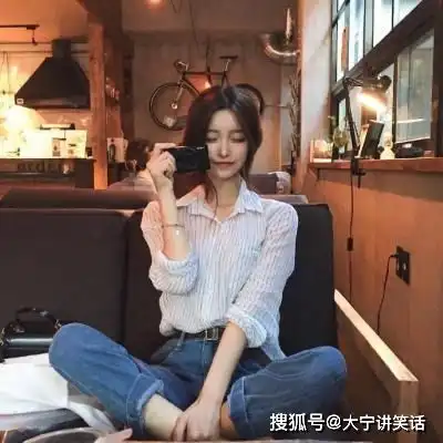 搞笑gif出来吃个饭,没想到每个人手上都戴着大彩钻