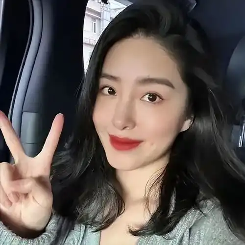 刘亦菲和杨采钰,二人曾是陈金飞力捧的女星,如今境遇却大不相同