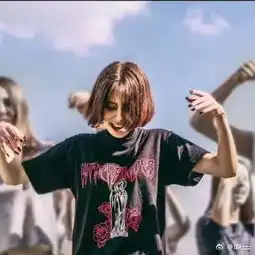 抖音之前很火的短发外国女孩的照片