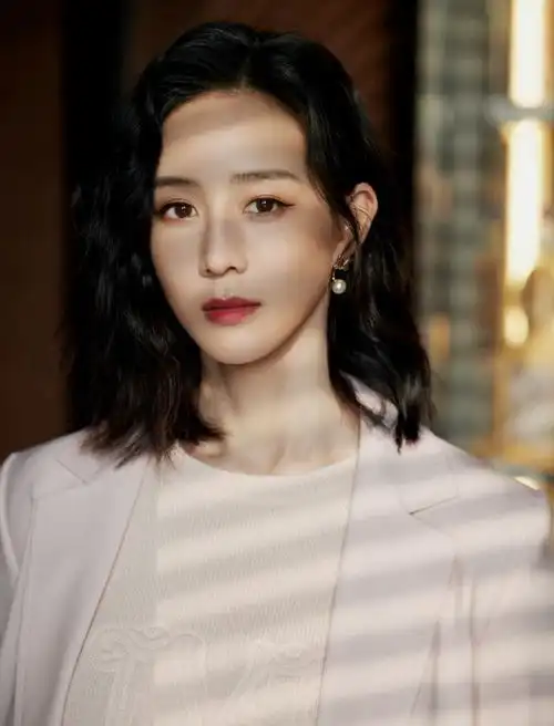张钧甯不愧是自律女王,穿西装短裤腿长惊艳,配色温柔又减龄