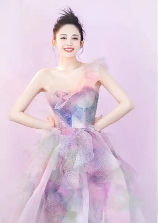 古力娜扎张天爱神仙打架现场,一个仙气少女,一个公主贵气