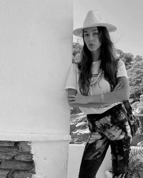 这个法国女孩很特别,把裤子穿出丰富花色,拥有不重复的时髦感