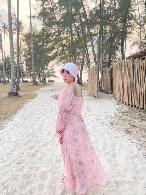 看泰国男网红如何在女装大佬和肌肉男之间自由切换