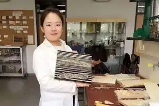 奸杀中国女留学生情侣受审文件挡脸