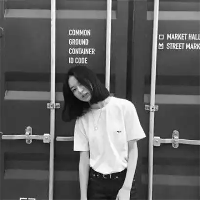 时尚有气质比较成熟的黑白头像女生冷酷霸气图片