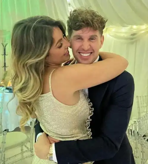 斯通斯未婚妻是35岁女商人,前者离开青梅竹马后迅速和她展开恋情