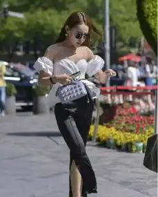 街拍轻盈柔美的裙子很显浪漫的气息,穿着美女休闲又不失气质感