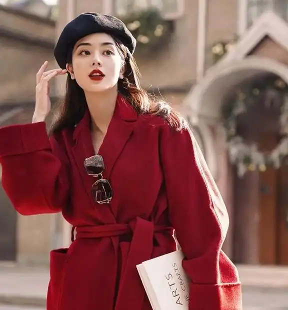 建议中年女性,过年穿红色记住3种配色3个技巧,时髦又高级