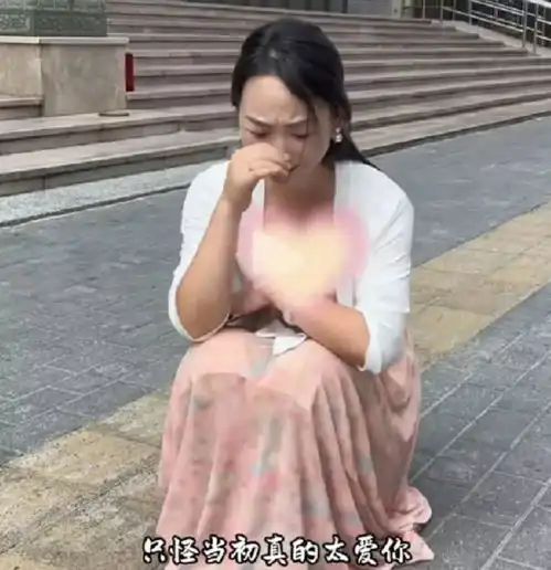 湖北夫妻刚从民政局离婚出来,男的开车就走,女子泪眼婆娑好可怜