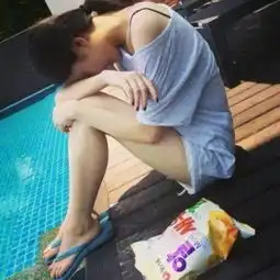 图片的女的在笑还是哭