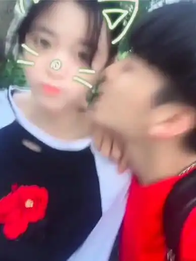 网红男子凭长得帅到处勾搭亲吻美女,女子无一拒绝,甚至投怀送抱
