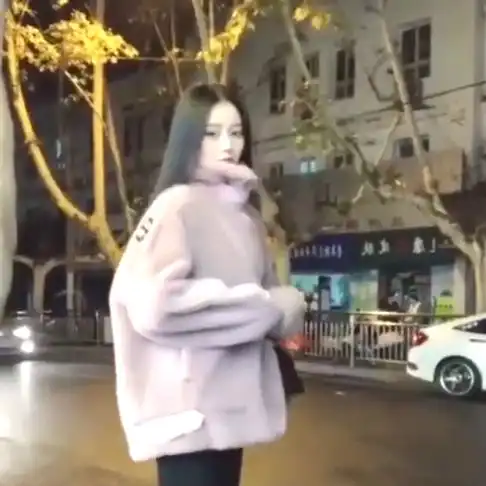 这个姑娘真迷人,气质长发,娇小玲珑