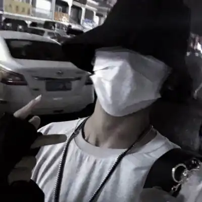 男生头像戴帽子遮脸要酷散落在烟头上的阳光