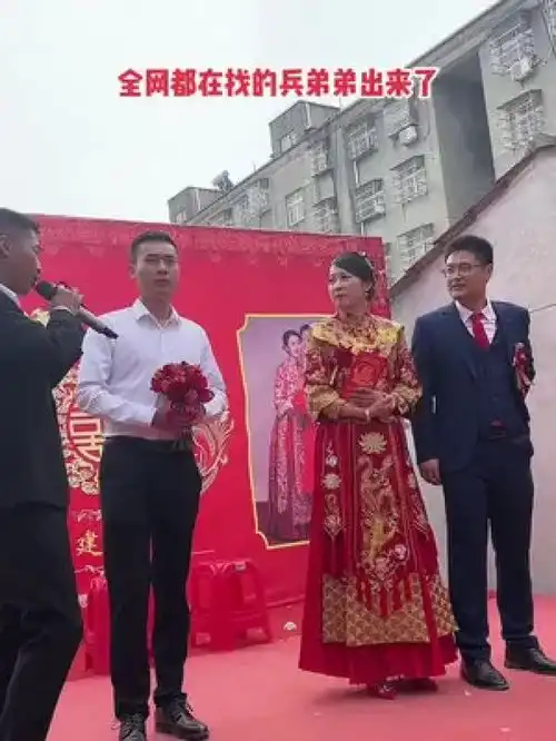 有的女孩子们甚至争风吃起了醋,姐姐亲手把手捧花丢给了弟弟,希望他能尽快找到心目中如意的女孩下一个结婚的就是你