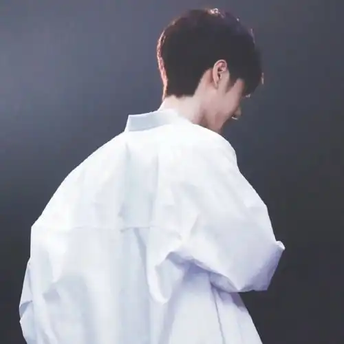 王一博头像太阳下山了夜里也有灯打开,你看这世界不坏