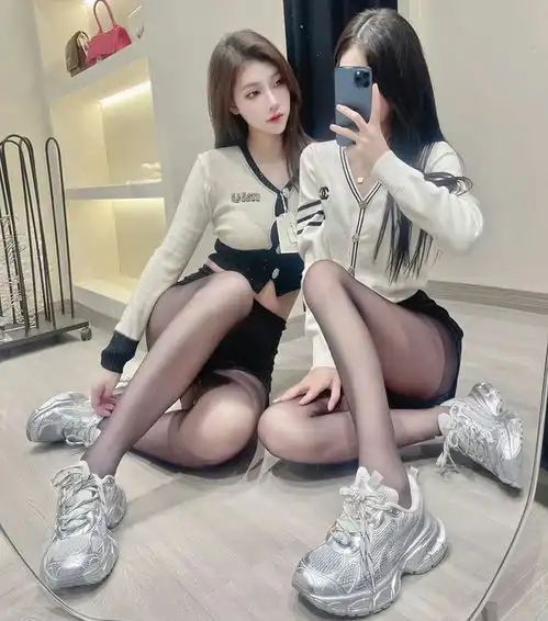素人美女姐妹花大赏,一黑一白好养眼哦