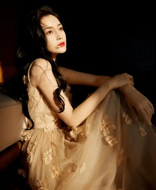 baby花絮照被疯传,穿肤色长裙露面,乍一看还以为没穿