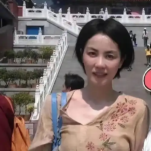 53岁王菲在福建寺庙祈福,瘦骨嶙峋肚子平平,多年信佛原因曝光