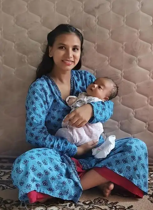 我,在尼泊尔宾馆看上当地美女,送她雪糕帮她干活,顺利追到手