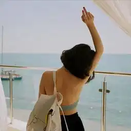 欧美头像女背着包去旅行