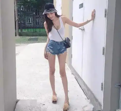 街拍黑色吊带裙美女性感十足,温婉尔雅的气质让人着迷