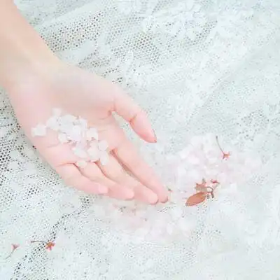 带字的有纹身的手控女生头像
