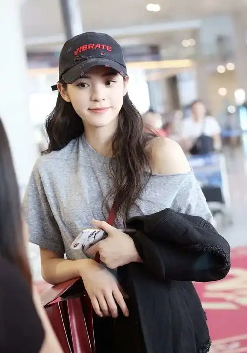 欧阳娜娜晒照,化妆品多达上百瓶,17岁真有必要吗