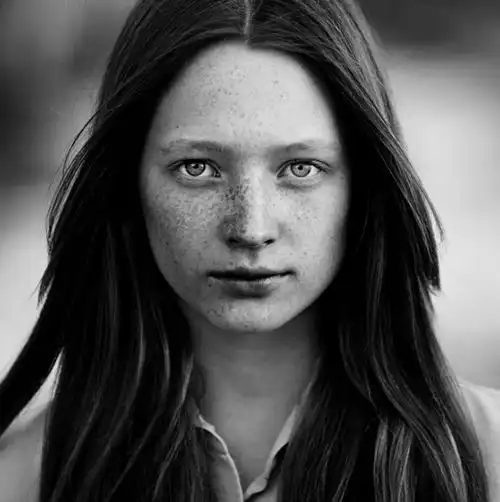 小雀斑也能美出新高度看国际摄影师拍雀斑美眉