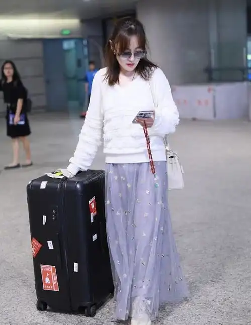薛佳凝美回少女,穿白色针织衫搭淡蓝色纱裙,哪像有41岁
