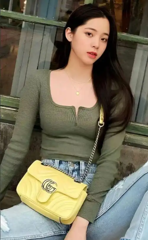 24岁欧阳娜娜晒国外度假,穿泳装秀凹凸曲线像美人鱼,纯欲风拉满