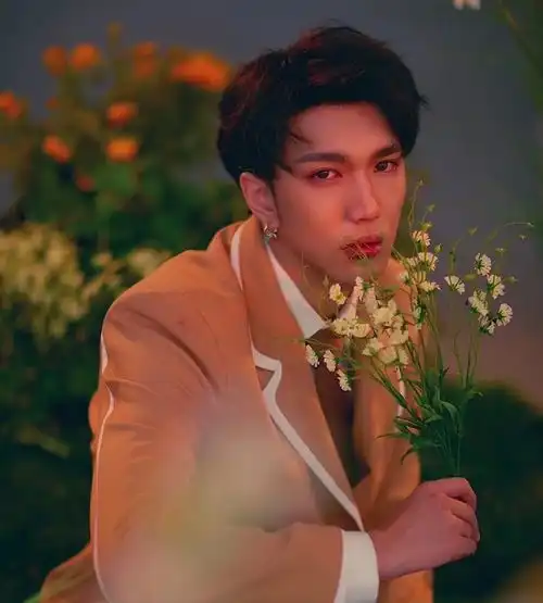 20岁男网红靠女装大火,今转型选秀形象大变,网友力挺必给双击