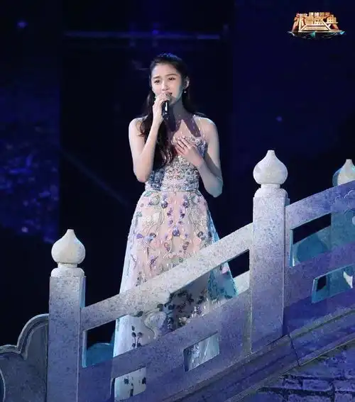 20岁关晓彤与31岁杨幂,同穿中国风碎花仙女裙,网友没法比