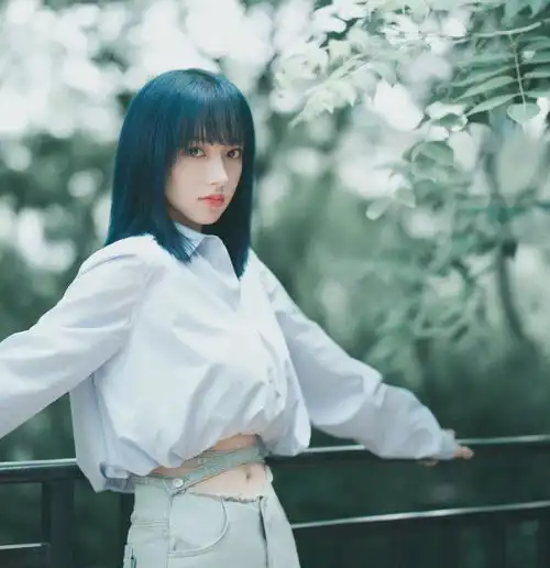 有种芭比腰叫程潇,在腰部缠上两根牛仔腰带,这腰也是没谁了