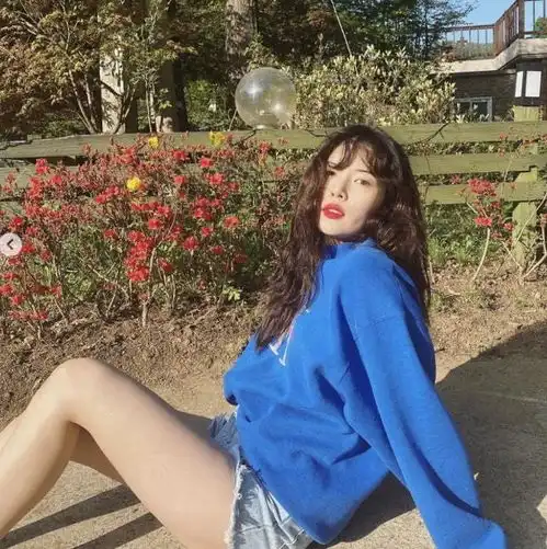 29岁女星泫雅拍大尺度写真,只穿内裤秀长腿,素颜出镜显老态