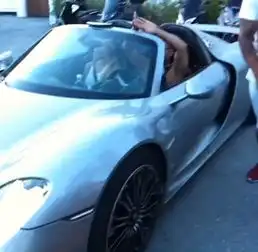 帅不过3秒男子开超跑耍酷瞬间撞车