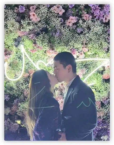 美女网红庄庄官宣结婚,晒与丈夫结婚证报喜讯,两人相恋不到半年