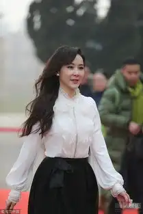 萧蔷获众人搀扶整理衣装皮肤保养得宜
